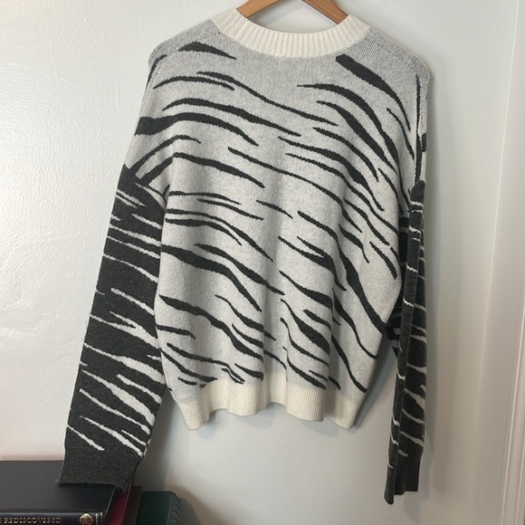 Rails NWT Lana Mixed Abstract Tiger Gray and White Crewneck Sweater Sz L - Picture 8 of 8